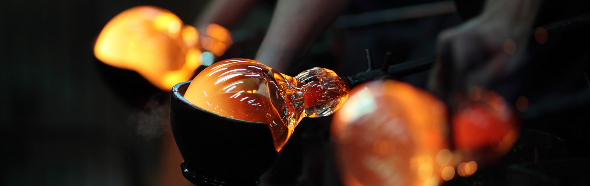 Process of shaping glass during handmade production